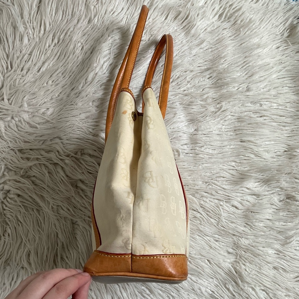 Dooney Bourke Beige Canvas Logo Embossed Tan Leather Trim Push Lock Shoulder Bag - Picture 3 of 11